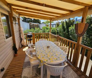 Terrasse couverte avec table et chaises au mobil home Casa Luisa