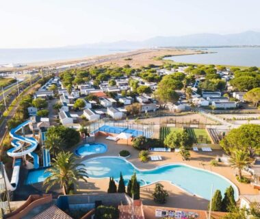 Vue aérienne du camping avec parc aquatique et toboggans au Casa Luisa Mobil Home