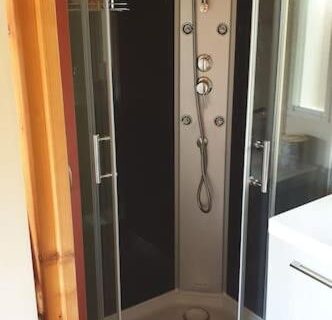 Salle de bain avec cabine de douche au camping Casa verde