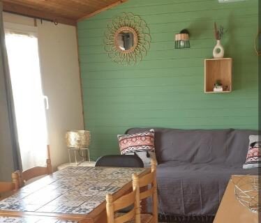 Salon avec table chaises et canapé dans le camping Casa verde