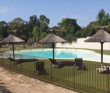 Piscine extérieure avec parasols et transats au camping Casa verde