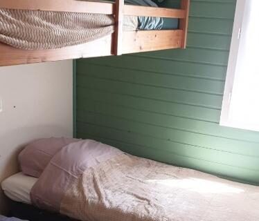 Chambre avec lits superposés et serviettes au camping Casa verde