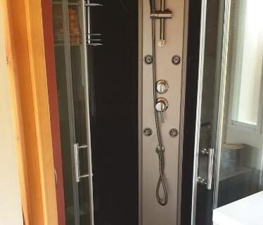 Salle de bain avec cabine de douche du camping Casa verde