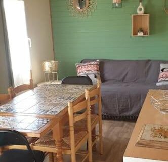 Salon avec table et canapé à la Casa Verde