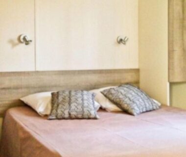 Chambre avec lit double dans le Chalet 3 Chambres avec Terrasse pour 6 Personnes API-1-52-1375
