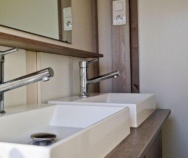 Salle de bain avec deux vasques sur plan bois dans le Chalet 3 Chambres avec Terrasse pour 6 Personnes API-1-52-1375