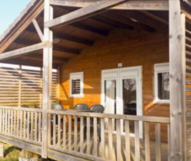 Terrasse en bois avec chaises et table du Chalet 3 Chambres avec Terrasse pour 6 Personnes-API-1-52-1375