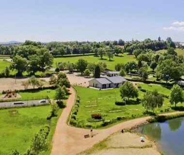 Bord du plan d'eau et parc verdoyant au Chalet 3 Chambres avec Terrasse pour 6 Personnes - API-1-52-1375
