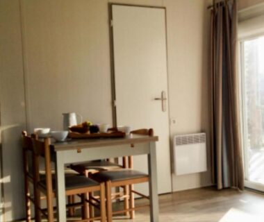 Intérieur coin repas près de la terrasse du Chalet 3 Chambres avec Terrasse pour 6 Personnes API-1-52-1375