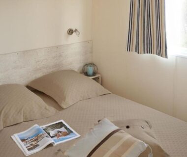 Chambre avec lit double et rideau rayé dans le Chalet 32m² à Valloire-sur-Cisse API-1-52-792