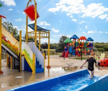 Aire de jeux aquatique avec toboggans au Chalet 32m² à Valloire-sur-Cisse