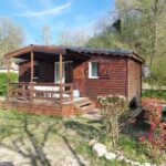 Terrasse en bois et jardin au camping en Drôme Chalet 6 places