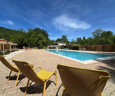Piscine extérieure avec transats au Chalet 6 places
