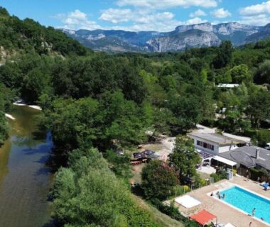 Bord de rivière et piscine du camping au Chalet 6 places