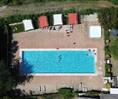 Piscine extérieure vue aérienne au Chalet 6 places
