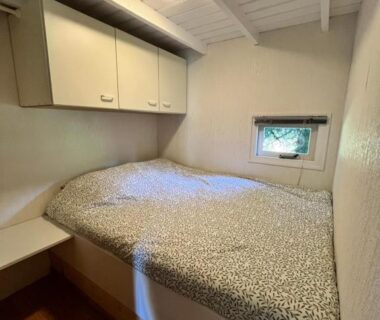 Chambre mansardée avec lit double dans le Chalet 9 personnes piscine terrasse