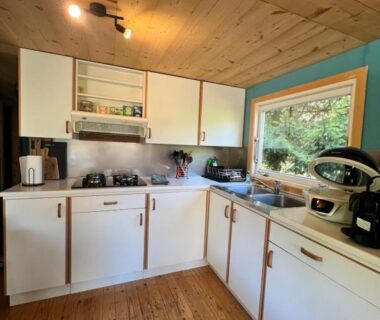 Cuisine équipée donnant sur la forêt dans le Chalet 9 personnes, piscine, terrasse