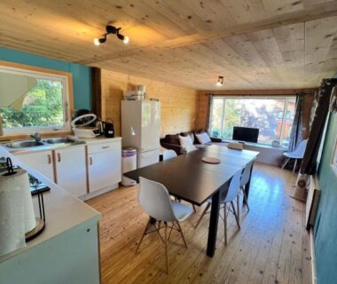 Séjour avec cuisine ouverte et table à manger du Chalet 9 personnes, piscine, terrasse
