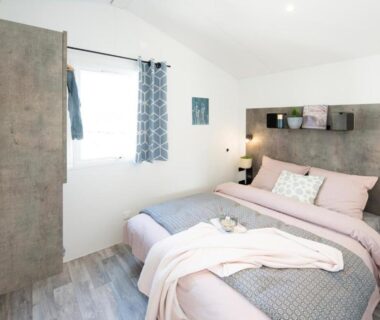 Chambre avec lit double et fenêtre dans le Chalet Bord de Mer