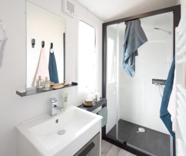 Salle de bain avec cabine de douche lavabo et miroir du Chalet Bord de Mer
