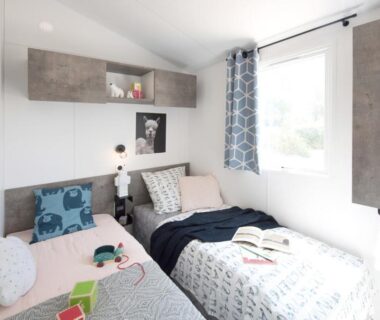 Chambre avec deux lits près de la fenêtre dans le Chalet Bord de Mer