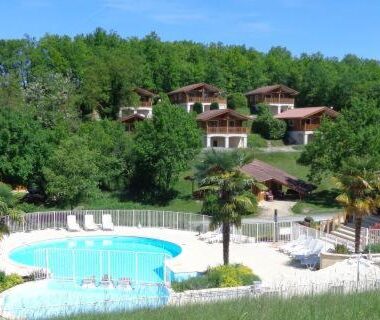 Piscine et chalets sur la colline du Chalet Cahors 4 pers.