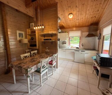 Intérieur en bois avec cuisine et coin repas dans le Chalet Cahors - 4 pers.