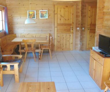 Séjour en bois avec coin repas et télévision dans le Chalet Cahors 4 pers.