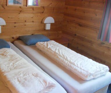 Chambre avec deux lits dans un intérieur bois du Chalet Cahors - 4 pers.