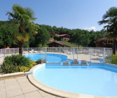 Piscine du camping avec transats au Chalet Cahors 4 pers.