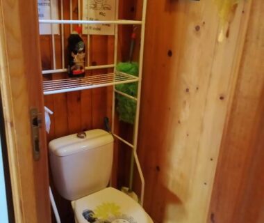 Toilettes en bois avec étagère dans le Chalet Camping Les Vignes