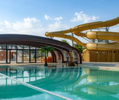 Piscine couverte avec toboggan au Chalet Camping Les Vignes