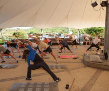 Chapiteau avec séance de stretching et tapis au Chalet Camping Les Vignes