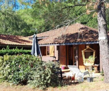 Terrasse ombragée avec chaises parasol et hamac au Chalet Camping Les Vignes