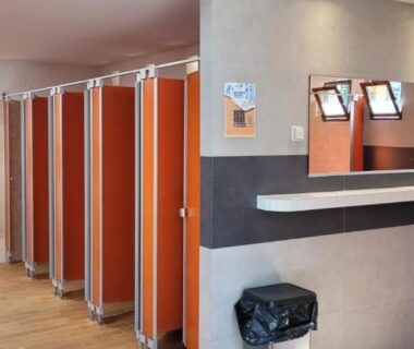 Bloc sanitaire avec cabines lavabos et miroirs au Chalet Coco