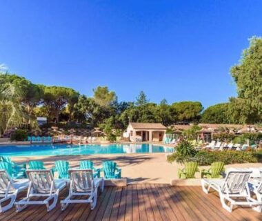 Solarium et piscine extérieure au camping Chalet Coco