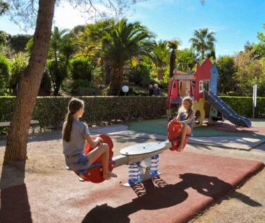 Aire de jeux avec bascule et toboggan au camping Chalet Coco