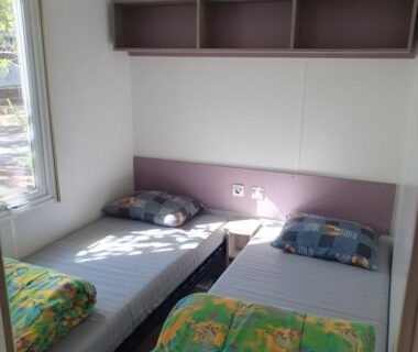 Chambre avec deux lits simples dans le Chalet Coco