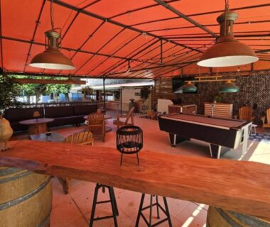 Espace détente couvert avec billard et canapés du Chalet Confortable 2 Chambres avec Terrasse