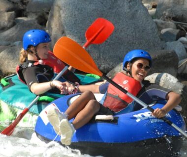 Sur la rivière deux personnes en rafting au Chalet Confortable 2 Chambres avec Terrasse Espira-de-Conflent