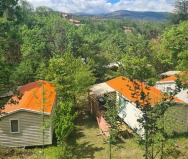 Mobil-homes entourés d'arbres au Chalet Confortable 2 Chambres avec Terrasse Espira-de-Conflent API-1-52-1748