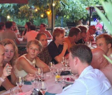 Terrasse extérieure animée avec convives en soirée au Chalet Confortable 2 Chambres avec Terrasse Espira-de-Conflent API-1-52-1748