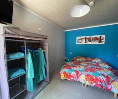 Chambre avec lit double et dressing dans le Chalet Marin et son spa privatif