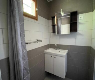 Salle de bain avec lavabo miroir et douche du Chalet Marin et son spa privatif