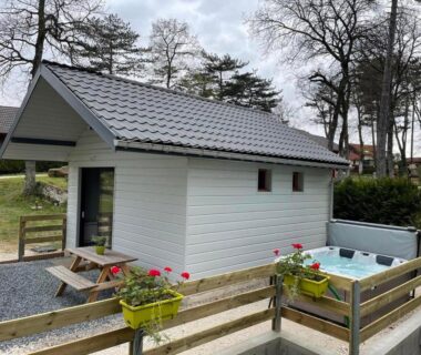 Devant le chalet avec spa extérieur en Meurthe-et-Moselle Chalet Marin et son spa privatif