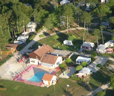 Aire de piscine et chalets au camping Chalet Marin et son spa privatif