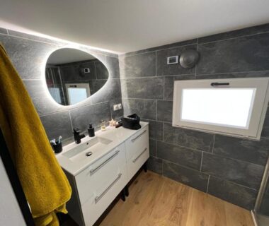 Salle de bain avec double vasque et fenêtre dans le Chalet Oasis et vue mer proxi circuit Paul Ricard