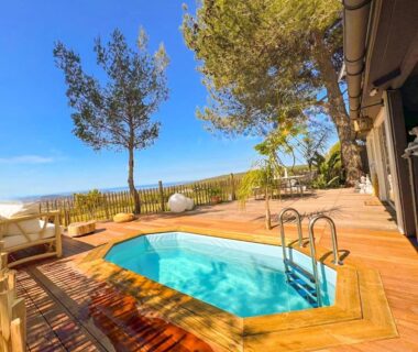 Terrasse avec petit bassin et vue mer au Chalet Oasis et vue mer proxi circuit Paul Ricard