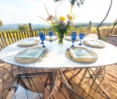 Terrasse en bois avec table dressée et vue mer au Chalet Oasis et vue mer proxi circuit Paul Ricard