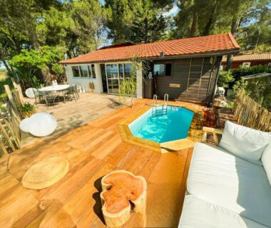 Terrasse en bois avec petite piscine dans le Chalet Oasis et vue mer proxi circuit Paul Ricard